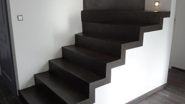 Marches d'escalier en revêtement béton ciré