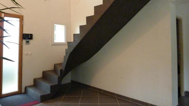 Escalier recouvert entièrement d'enduit décoratif en béton ciré