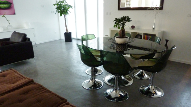 Intérieur de maison contemporaine, revêtement sol en Béton Ciré