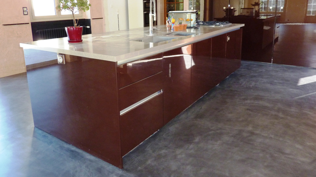 Sol couleur Anthracite en béton ciré pour cuisine designe